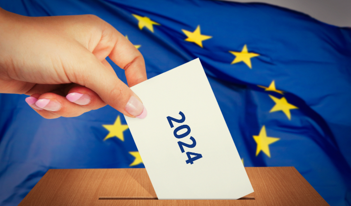 Immagine raffigurante l'operazione di voto con scheda "2024" e sullo sfondo bandiera europea