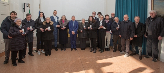 Insigniti delle medaglie d'onore con le autorità