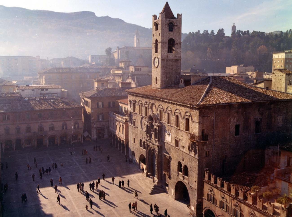 ascolipiceno-piazza_del_popolo.jpg