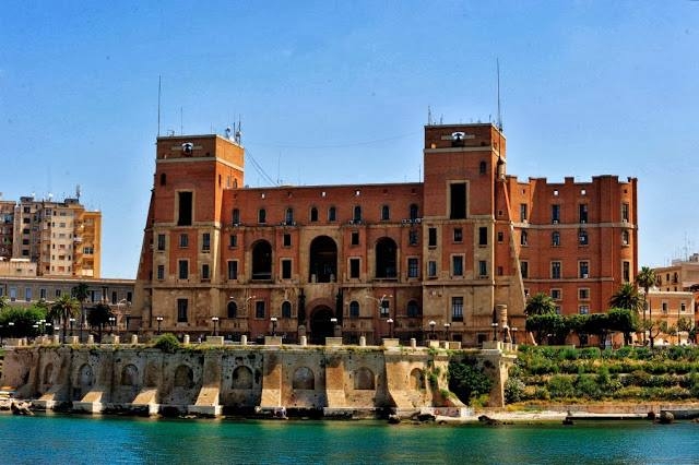 Palazzo del Governo dal mare