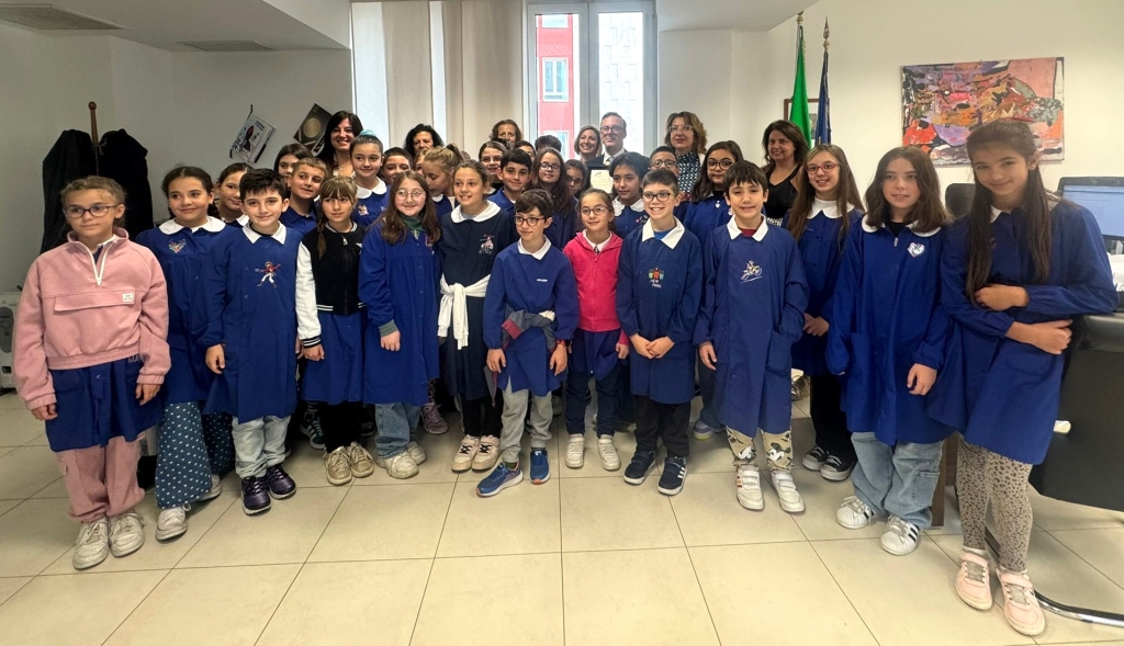 prefetto-di-vincenzo-con-alunni-scuola-primaria-don-milani-pizzoli-ricevuti-in-prefettura-aa_0.jpg