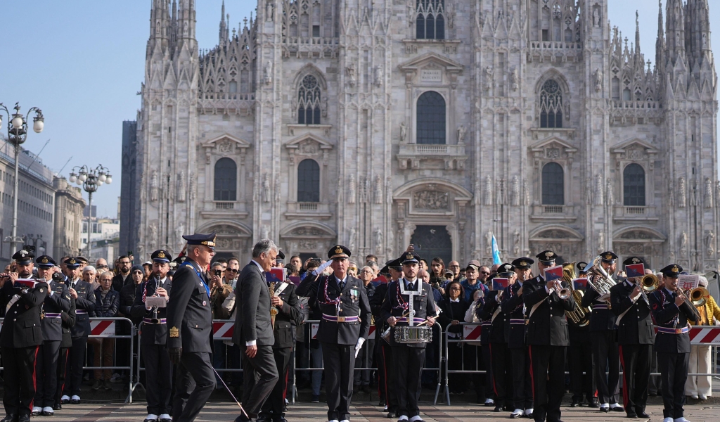 Cerimonia dell'Alzabandiera in Piazza Duomo