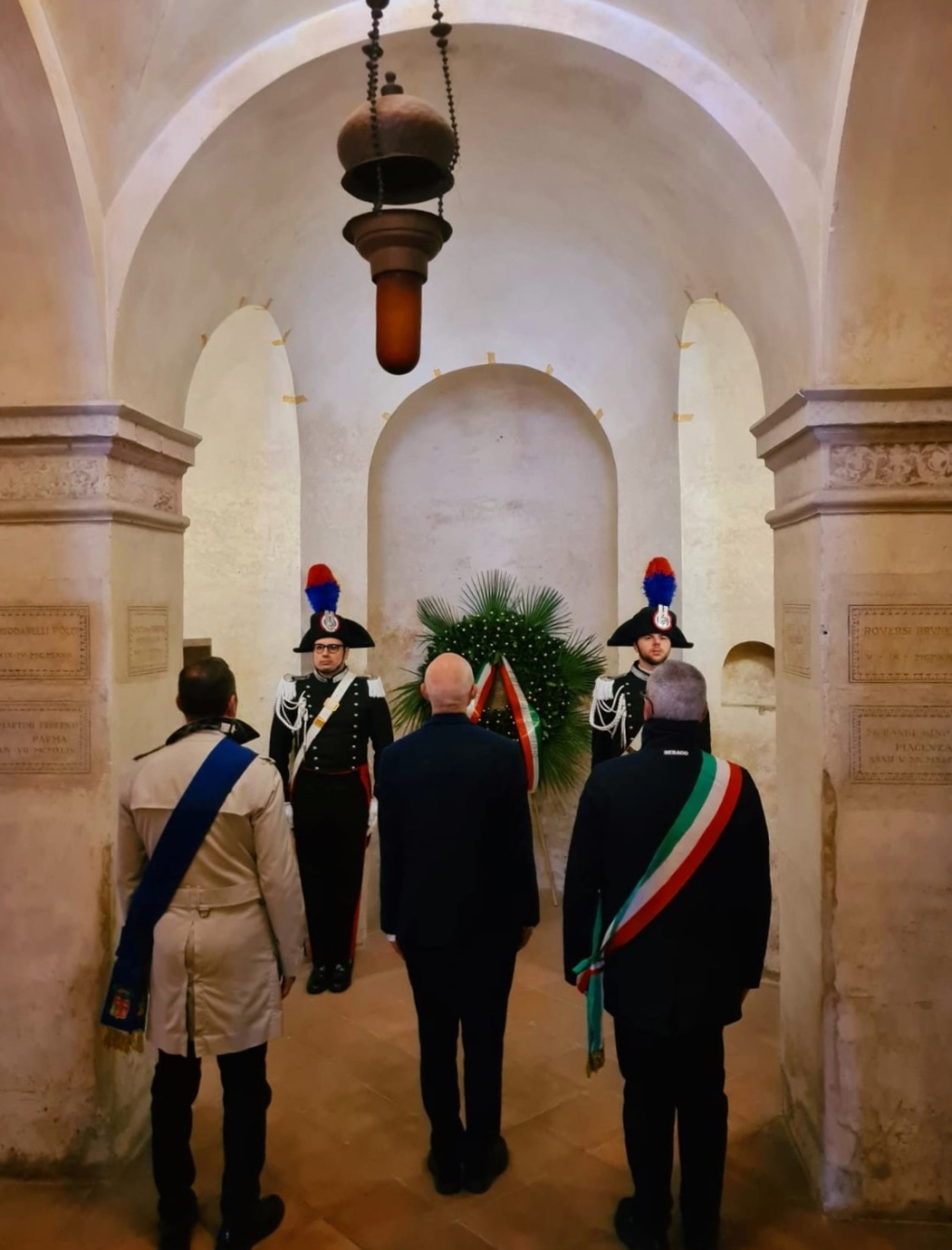 Deposizione della corona in onore dei Caduti da parte del Prefetto della provincia di Mantova, accompagnato dal Sindaco del Comune di Mantova e dal Consigliere delegato dal Presidente della Provincia di Mantova