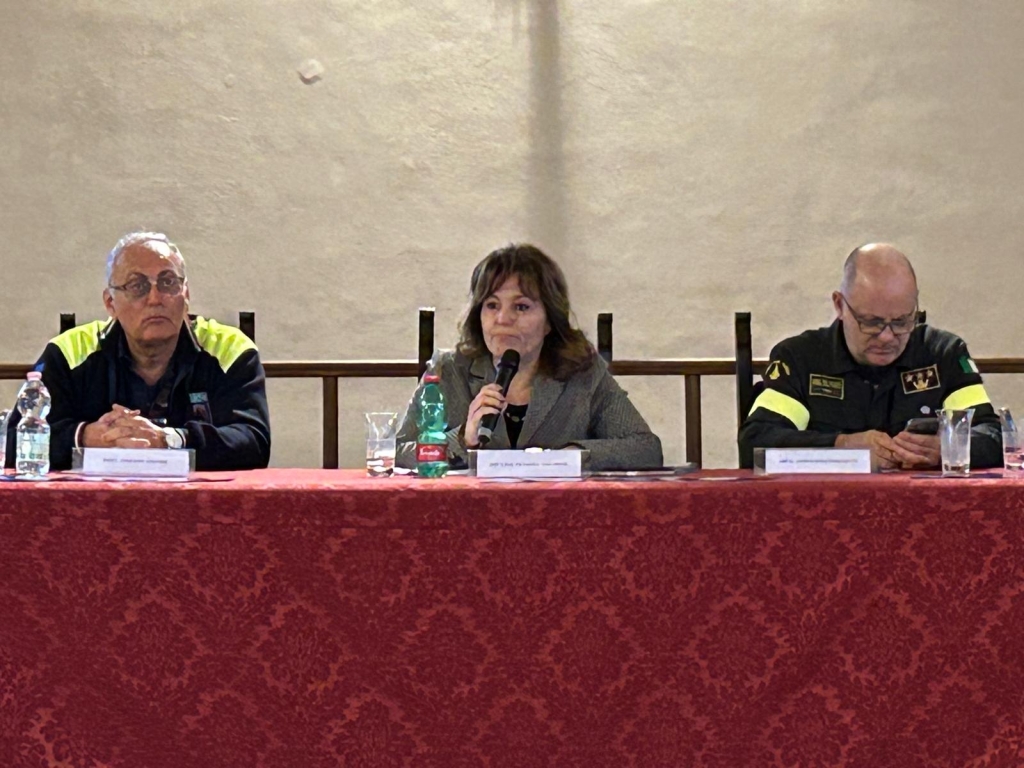 10 ottobre 2024 - Salone Metaurense della Prefettura: Evento organizzato in raccordo con la Regione Marche dal titolo “IL COORDINAMENTO ISTITUZIONALE NELLE EMERGENZE DI PROTEZIONE CIVILE. IL SISTEMA DELLE COMUNICAZIONI”