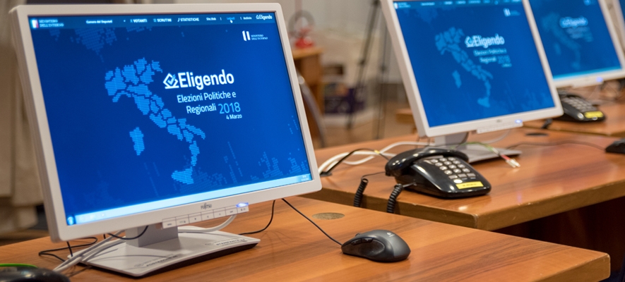 Schermi di computers con la videata della home page di Eligendo