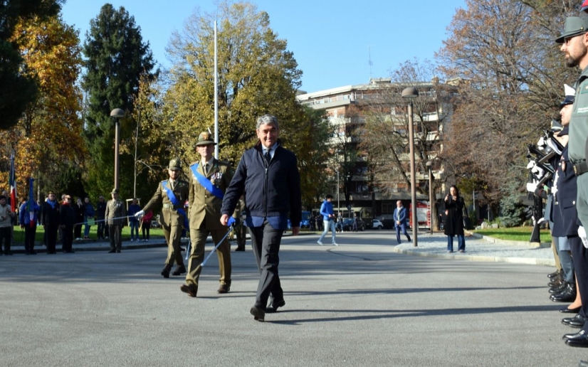 il Prefetto passa in rassegna la rappresentanza delle forze armate 