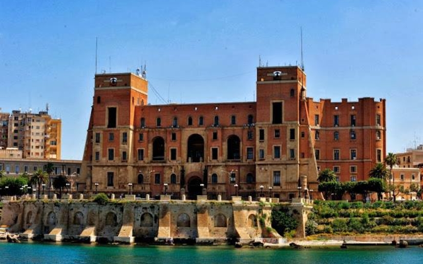 Il Palazzo del Governo dal mare