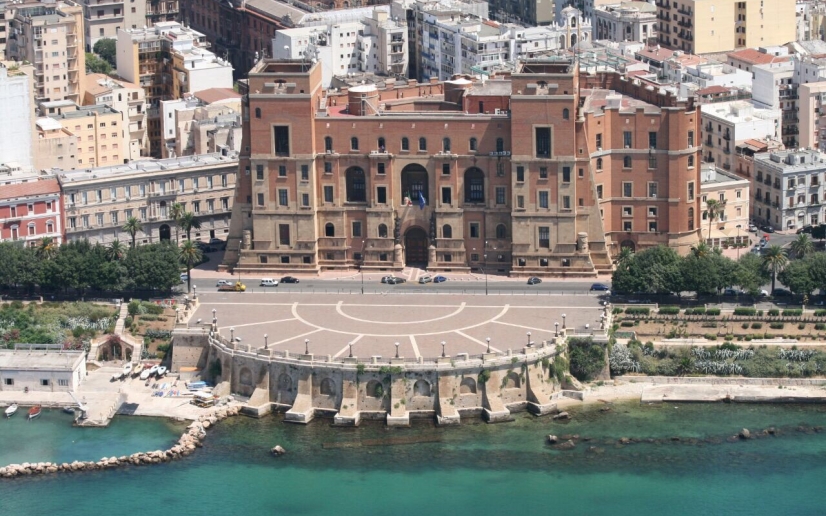 Il Palazzo del Governo dal mare - veduta aerea