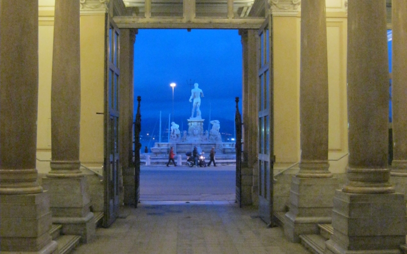 L'ingresso visto dal cortile interno